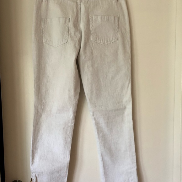 Jeans, DG2 White Stretch Skinny Jeans with ankle zippers and gold accent… - Picture 3 of 16
